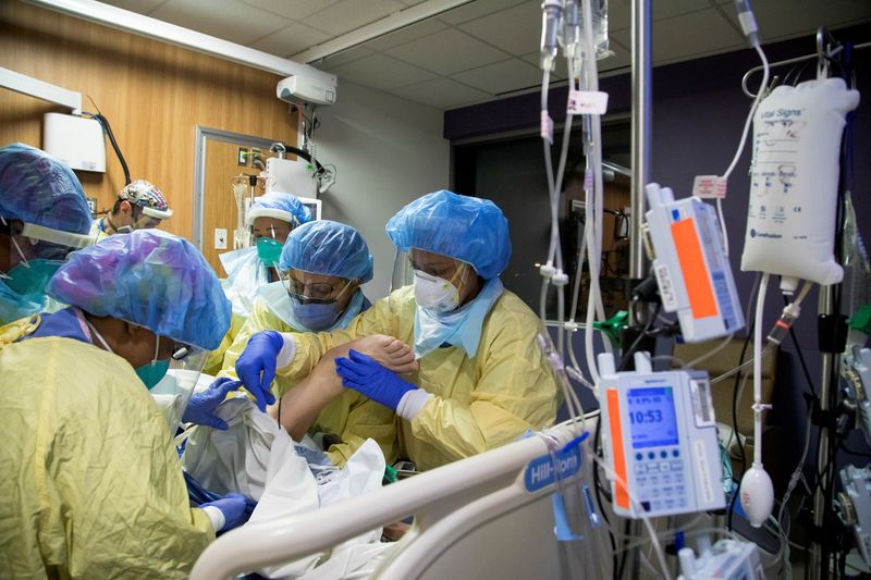 &copy; Reuters. Paciente de Covid-19 internado em UTI de hospital em Toronto, no Canadá
19/04/2021
REUTERS/Carlos Osorio