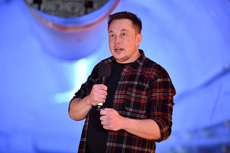 &copy; Reuters. FILE PHOTO: Tesla Inc. founder Elon Musk speaks in Hawthorne, California, U.S. December 18, 2018.        Robyn Beck/Pool via REUTERS//File Photo