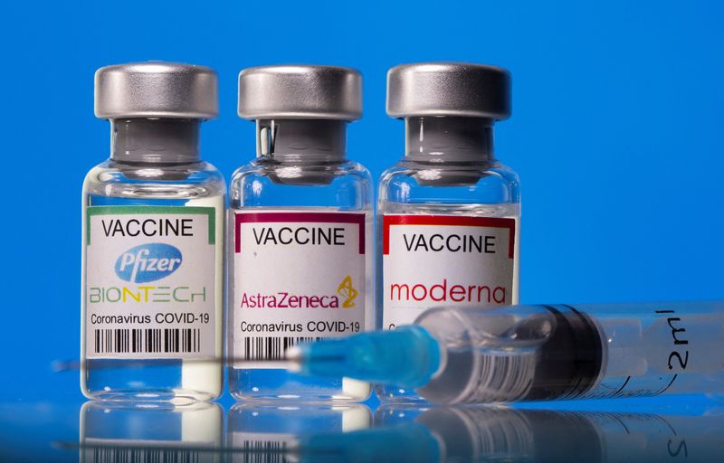 &copy; Reuters. IMAGEN DE ARCHIVO. Frascos con etiquetas de vacunas contra el coronavirus de Pfizer-BioNTech, AstraZeneca y Moderna, en esta ilustración realizada el 19 de marzo de 2021. REUTERS/Dado Ruvic
