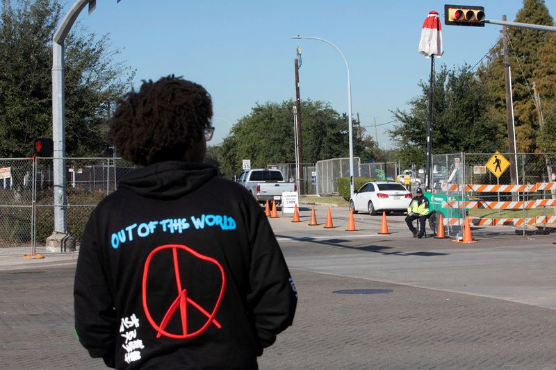 &copy; Reuters. FILE PHOTO: Police block an entrance to NRG Park the morning after a deadly crush of fans during a performance by rapper Travis Scott in Houston, Texas, U.S. November 6, 2021.  REUTERS/Daniel Kramer/File Photo