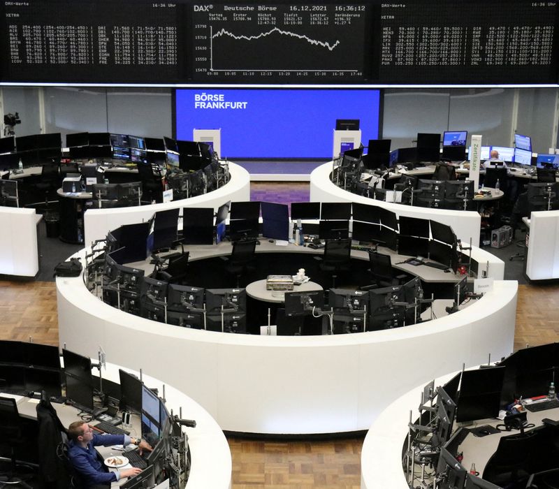 &copy; Reuters. Les Bourses européennes ont terminé en hausse jeudi. À Paris, le CAC 40 a fini sur un gain de 1,12%. Le Footsie britannique a avancé de 1,25% et le Dax allemand de 1,03%. /Photo prise le 16 décembre 2021/REUTERS/Staff