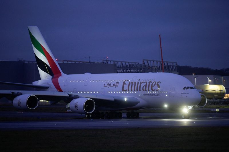 © Reuters. An Airbus A380 takes off after Airbus makes its last ever delivery of an A380 to Emirates in Hamburg-Finkenwerder, Germany, December 16, 2021. REUTERS/Fabian Bimmer