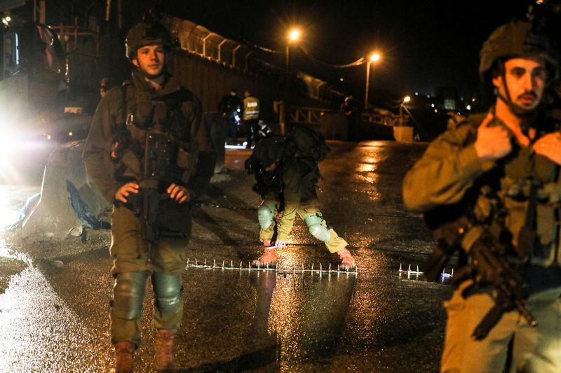 © Reuters. جنود من القوات الإسرائيلية في موقع إطلاق النار بالقرب من نابلس يوم الخميس. تصوير: عمار عوض - رويترز