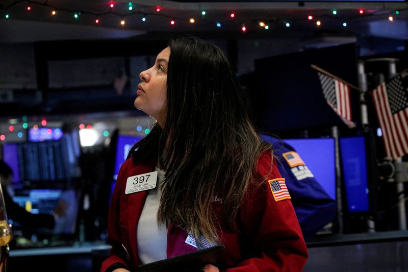 © Reuters. Uma investidora trabalha no salão da Bolsa de Valores de Nova York, EUA
13/12/2021
REUTERS/Brendan McDermid