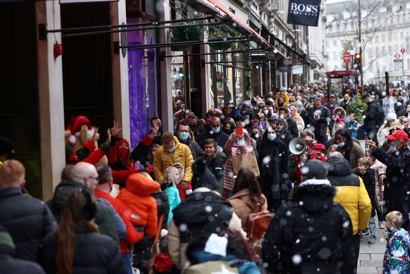 &copy; Reuters. FILE PHOTO: People queue outside Hamleys toy shop on Regent Street, amid the coronavirus disease (COVID-19) outbreak in London, Britain, December 5, 2021. REUTERS/Henry Nicholls