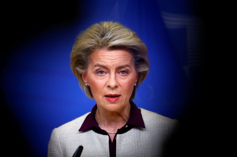 &copy; Reuters. أورسولا فون دير لاين، رئيسة المفوضية الأوروبية، تدلي ببيان للإعلام من مقر المفوضية في بروكسل عاصمة بلجيكا يوم 26 نوفمبر تشرين الثاني 2021. تصو