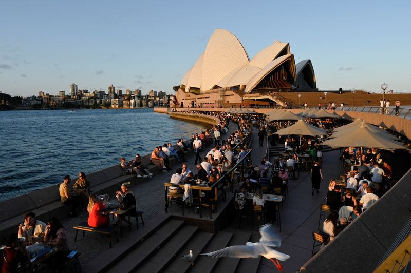 &copy; Reuters. FILE PHOTO: Patrons dine-in at a bar by the harbour in the wake of coronavirus disease (COVID-19) regulations easing, following an extended lockdown to curb an outbreak, in Sydney, Australia, October 22, 2021. REUTERS/Jaimi Joy/File Photo