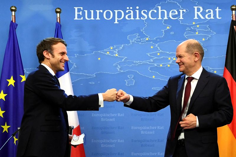 &copy; Reuters. Le président français Emmanuel Macron a déclaré jeudi que la France et l'Allemagne continueraient leurs discussions dans les prochains jours pour trouver un compromis sur la question de savoir si l'Union européenne doit qualifier le nucléaire et le 