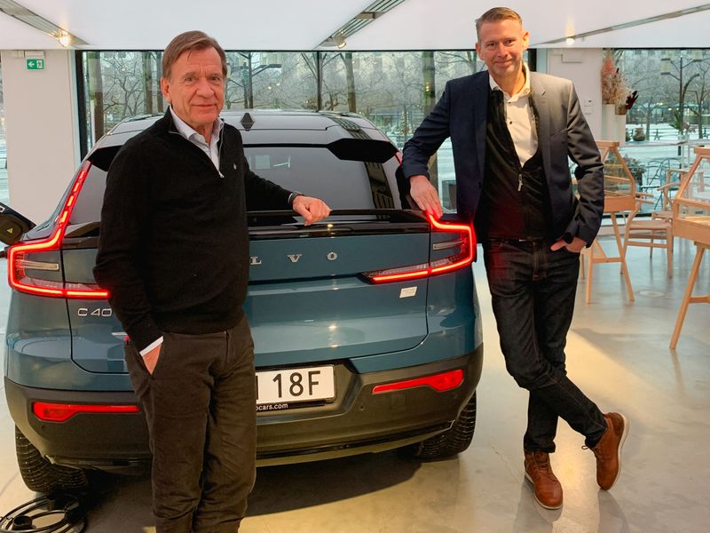 &copy; Reuters. Volvo Cars CEO Hakan Samuelsson and Northvolt CEO Peter Carlsson pose for a picture in Stockholm, Sweden, December 10, 2021. Picture taken December 10, 2021. REUTERS/Helena Soderpalm