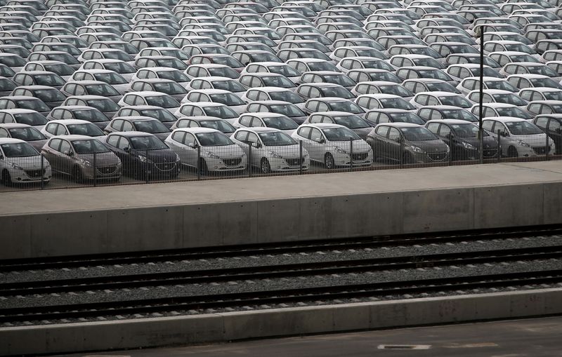 © Reuters. FILE PHOTO: Vehicles are parked at a cargo terminal at Piraeus port, near Athens May 20, 2015.  REUTERS/Alkis Konstantinidis