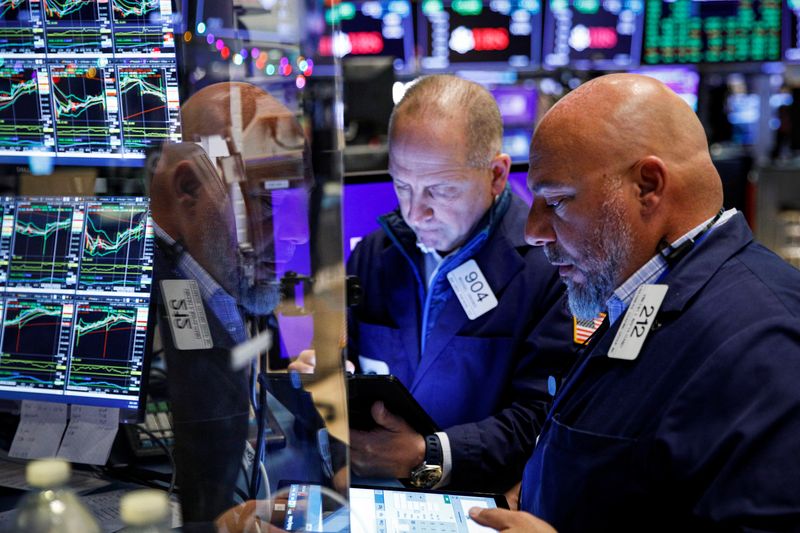 &copy; Reuters. FILE PHOTO: Traders work on the floor of the New York Stock Exchange (NYSE) in New York City, U.S., November 29, 2021.  REUTERS/Brendan McDermid