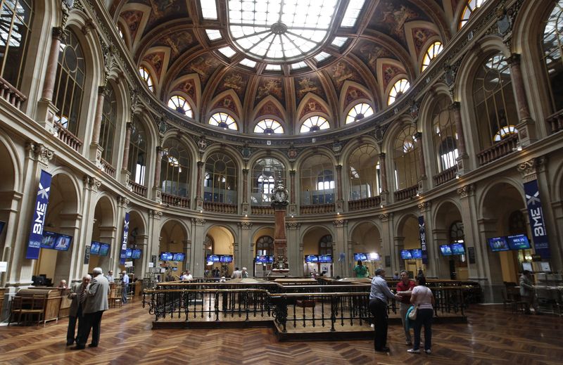 &copy; Reuters. FOTO DE ARCHIVO: Vista general del interior de la Bolsa de Madrid, España, 15 de junio de 2012. REUTERS/Andrea Comas