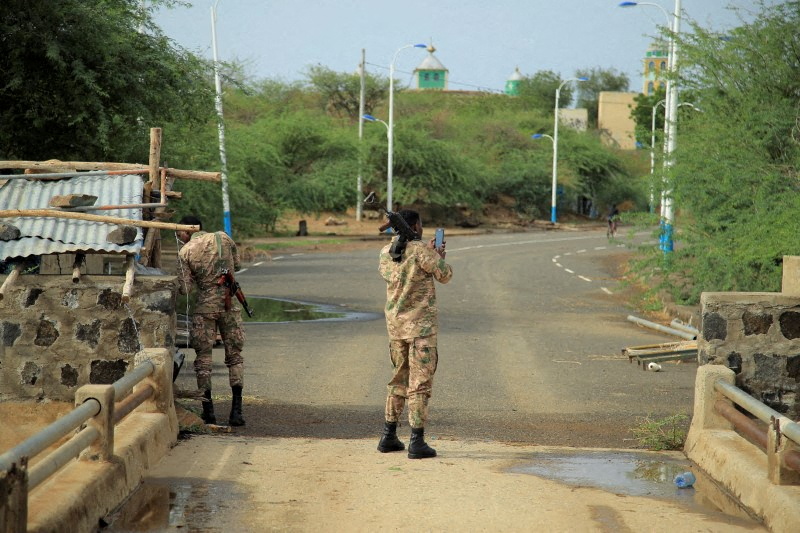 &copy; Reuters. أفراد من قوات أمهرة الخاصة يحرسون الحدود بين إريتريا وإثيوبيا في الأول من يوليو تموز 2021. صورة لرويترز.