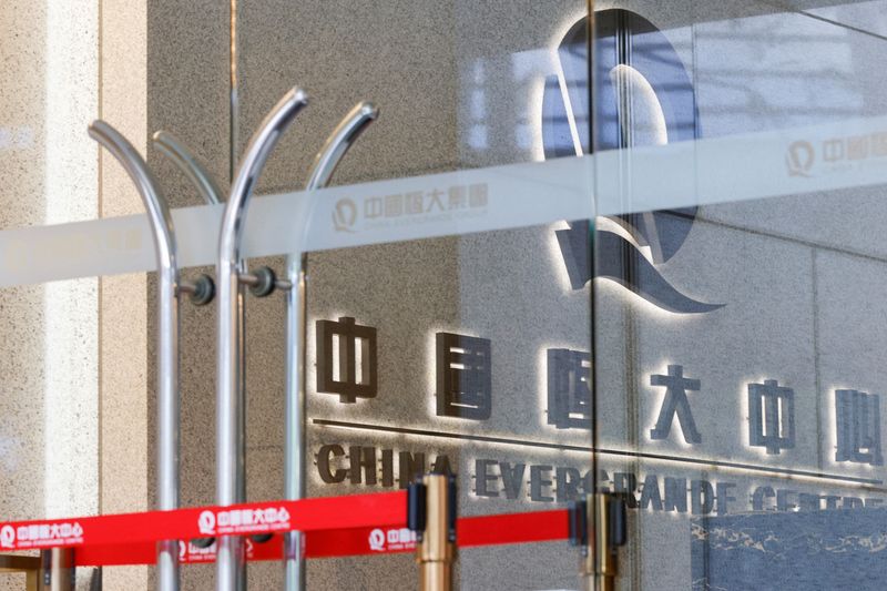 &copy; Reuters. FILE PHOTO: The logo of China Evergrande is seen at China Evergrande Centre in Hong Kong, China December 7, 2021. REUTERS/Tyrone Siu/File Photo