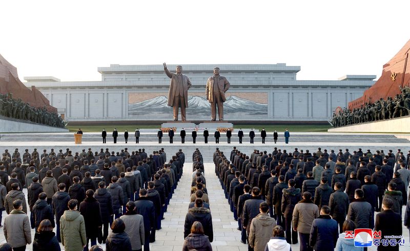 &copy; Reuters. Personas asisten a una acto de juramento antes del décimo aniversario de la muerte del antiguo líder Kim Jong Il, en Piongyang, Corea del Norte, 16 de diciembre de 2021 por la Agencia Central de Noticias de Corea del Norte (KCNA). KCNA/vía REUTERS