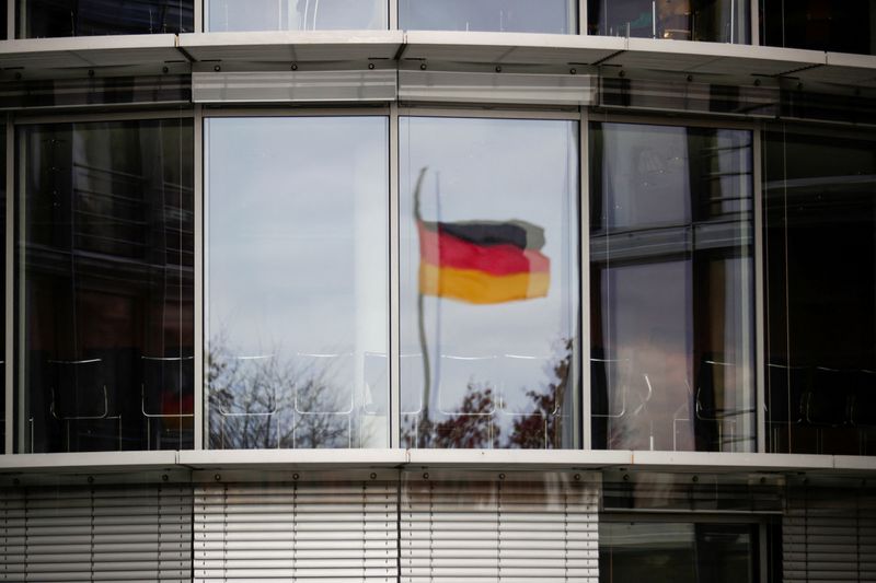 &copy; Reuters. Bandeira alemã refletida na janela do edifício Paul Loebe em Berlim, Alemanha 19/11/2020 REUTERS/Hannibal Hanschke