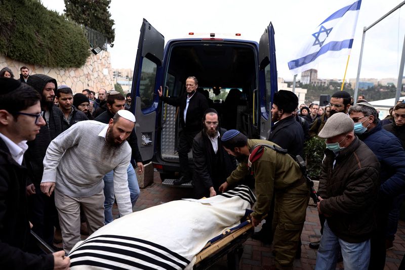 &copy; Reuters. أقارب وأصدقاء يهودا ديمينتمان، وهو إسرائيلي قتل بالرصاص بالقرب من موقع استيطاني في الضفة الغربية المحتلة، يشاركون في تشييعه في جنازة بالقد