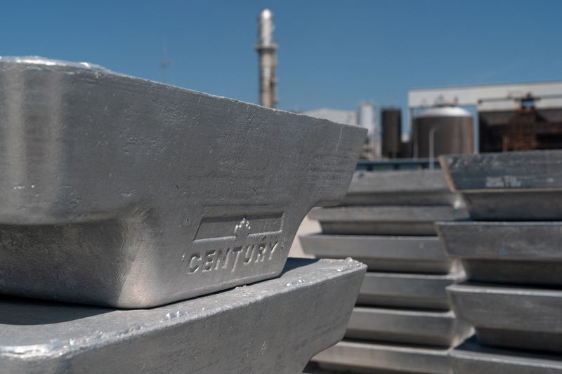 &copy; Reuters. Imagen de archivo de bloques de aluminio de alto grado de 1200 libras antes de ser cargados en Century Aluminum Company en Hawesville, Kentucky, Estados Unidos. 14 de mayo, 2019. REUTERS/Bryan Woolston/Archivo