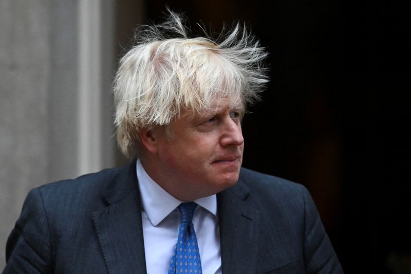 © Reuters. British Prime Minister Boris Johnson leaves Downing Street 10 to meet with Oman's Sultan Haitham bin Tariq, in London, Britain December 16, 2021. REUTERS/Dylan Martinez