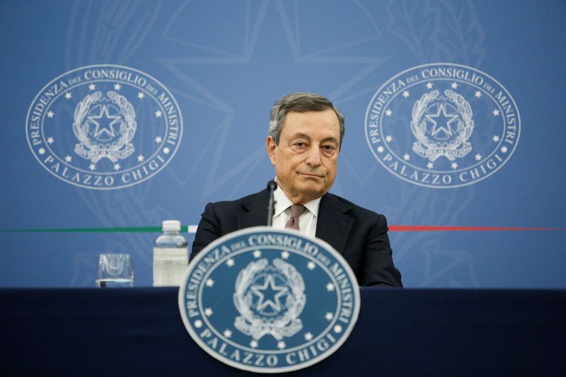 &copy; Reuters. FILE PHOTO: Italian Prime Minister Mario Draghi attends a news conference after the Italian cabinet approved the government's 2022 budget, in Rome, Italy October 28, 2021. REUTERS/Remo Casilli/File Photo