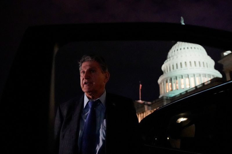 &copy; Reuters. U.S. Senator Joe Manchin (D-WV) talks to reporters as he leaves the U.S. Capitol in Washington, U.S., December 15, 2021. REUTERS/Elizabeth Frantz