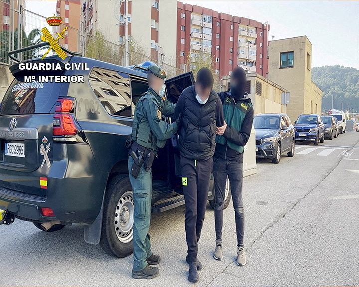 &copy; Reuters. Miembros de la Guardia Civil española durante la redada para detener al narcotraficante internacionalmente buscado Fikri Amellah y 16 personas de su red en Barcelona, España, 17 de diciembre de 2021. Guardia Civil-Ministerio del Interior/Handout via REU