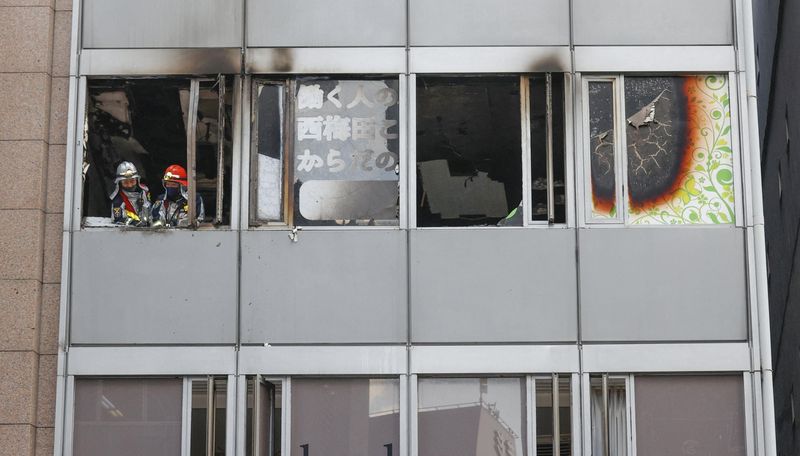 &copy; Reuters. Bombeiros em prédio onde ocorreu o incêndio em Osaka, oeste do Japão
17/12/2021 Kyodo/via REUTERS 