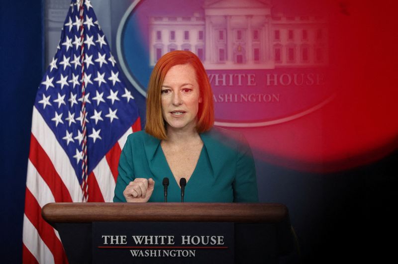 © Reuters. La secretaria de prensa Jen Psaki ofrece una conferencia de prensa en la Casa Blanca en Washington, Estados Unidos. 14 de diciembre, 2021. REUTERS/Evelyn Hockstein