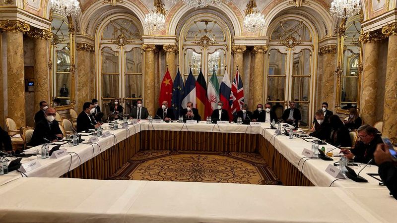 © Reuters. جانب من المشاركين في محادثات انقاذ الاتفاق النووي الإيراني في فيينا يوم الجمعة. صورة من وفد الاتحاد الاوروبي في فيينا. 