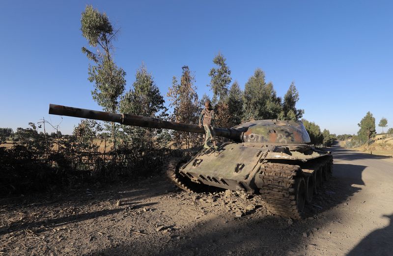 &copy; Reuters. Menino sobre tanque militar na região de Amhara, na Etiópia
07/12/2021 REUTERS/Kumera Gemechu/File Photo