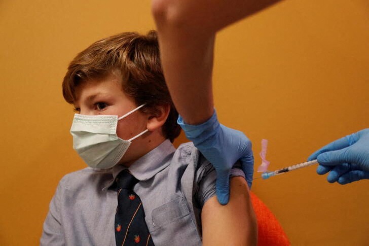 &copy; Reuters. Menino de 9 anos é vacinado contra a Covid-19 em Madri, na Espanha
15/12/2021 REUTERS/Susana Vera
