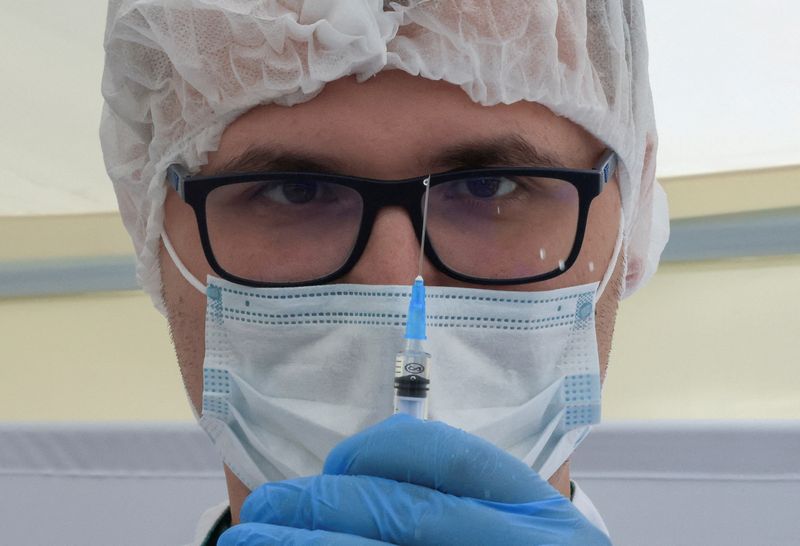 © Reuters. A healthcare worker holds a syringe with the one-dose Sputnik Light vaccine against the coronavirus disease (COVID-19) in a vaccination centre at a city market in Moscow, Russia, June 30, 2021. REUTERS/Tatyana Makeyeva