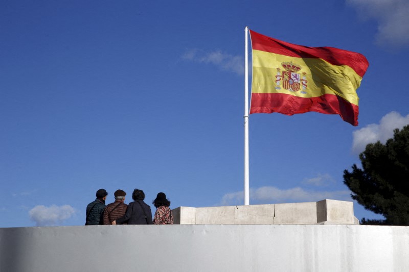 &copy; Reuters. FOTO DE ARCHIVO: Una bandera española en la Plaza Colón de Madrid, España, 10 de marzo de 2016. REUTERS/Susana Vera - GF10000340887