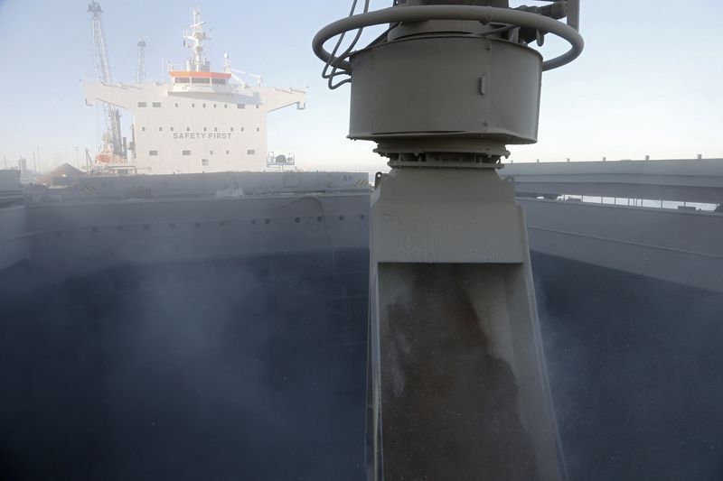 &copy; Reuters. Navio carregado com trigo no porto de Dunkirk, França 
11/12/2013
REUTERS/Pascal Rossignol