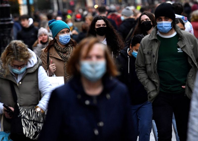 &copy; Reuters. Foto ilustrativa del viernes de gente con máscaras haciendo compras para Naidad en Dublin, Irlanda
Dic 17, 2021. REUTERS/Clodagh Kilcoyne