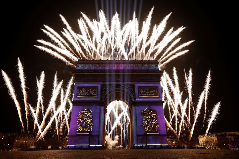 &copy; Reuters. Le Premier ministre français Jean Castex a dévoilé vendredi de nouvelles mesures destinées à lutter contre la flambée des cas de COVID-19 et la menace du variant Omicron, dont la limitation des festivités de fin d'année et le projet de transformat