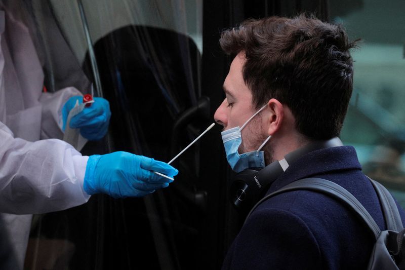 &copy; Reuters. A man takes a coronavirus disease (COVID-19) test at pop-up testing site in New York City, U.S., December 14, 2021. REUTERS/Brendan McDermid