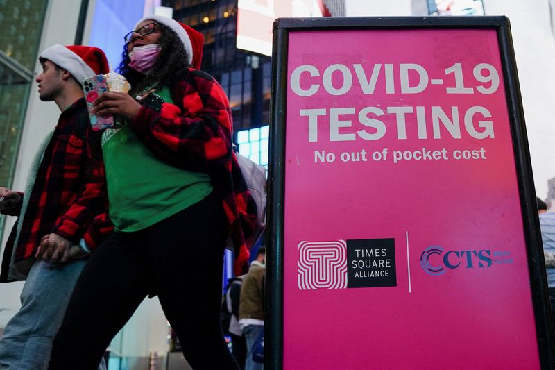 &copy; Reuters. Foto del jueves de un cartel de exámenes para el COVID-19 en Nueva York. 
Dic 16, 2021.  REUTERS/Carlo Allegri
