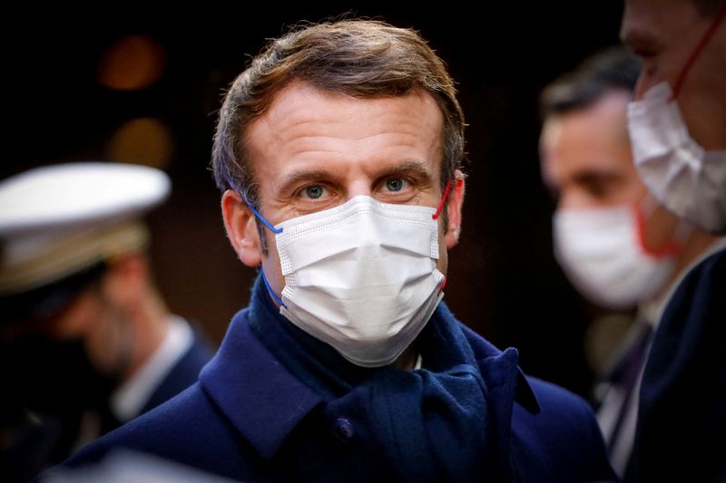 &copy; Reuters. Le président français Emmanuel Macron a annulé la visite prévue les 20 et 21 décembre au Mali en raison de la situation sanitaire liée à la progression du variant Omicron du COVID-19, a annoncé l'Elysée. /Photo prise le 17 décembre 2021/REUTERS/