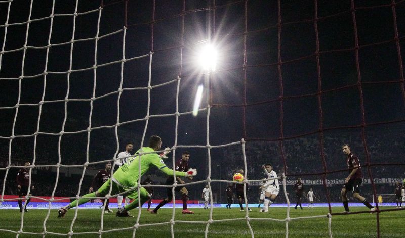 &copy; Reuters. لاوتارو مارتينيز يسجل الهدف الرابع لإنتر ميلان في مرمى سالرنيتانا في دوري الدرجة الأولى الإيطالي‭ ‬لكرة القدم يوم الجمعة. تصوير: سيرو دي ل
