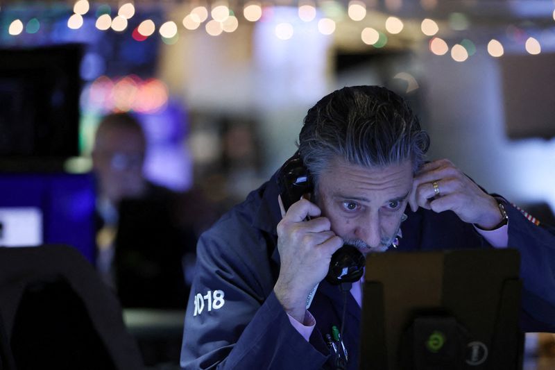 &copy; Reuters. FILE PHOTO: A trader works on the trading floor at the New York Stock Exchange (NYSE) in Manhattan, New York City, U.S., December 17, 2021. REUTERS/Andrew Kelly