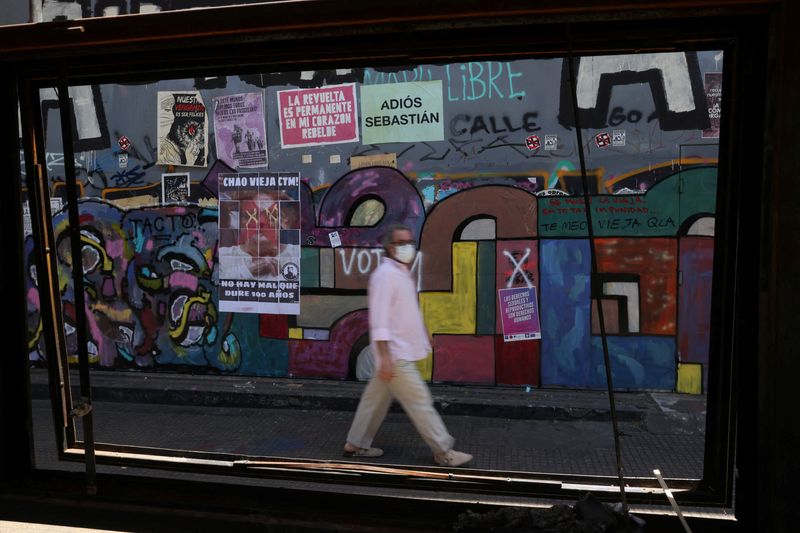 &copy; Reuters. Cartaz de Lucía Hiriart, viúva do ex-ditador chileno Augusto Pinochet, em rua do centro de  Santiago
17/12/2021
REUTERS/Iván Alvarado