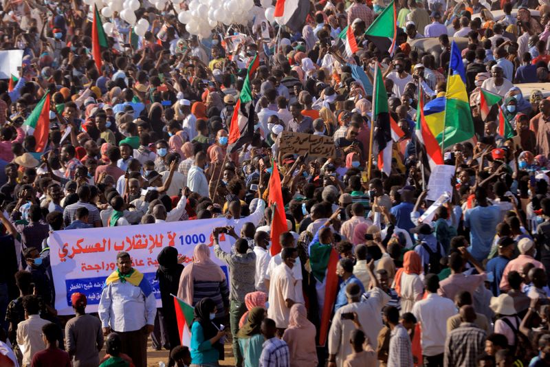 © Reuters. محتجون ينظمون مسيرة من شمال العاصمة السودانية الخرطوم إلى في أم درمان يوم 13 ديسمبر كانون الأول 2021. تصوير: محمد نور الدين عبد الله - رويترز.