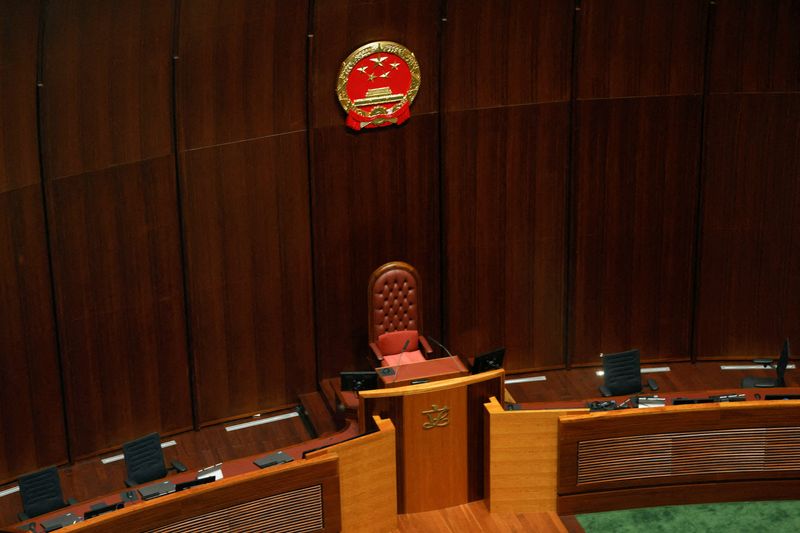 &copy; Reuters. FILE PHOTO: The Chinese national emblem is seen on the wall as it replaces the Hong Kong emblem at the Legislative chamber, before the Legislative Council election in Hong Kong, China, December 17, 2021. REUTERS/Tyrone Siu