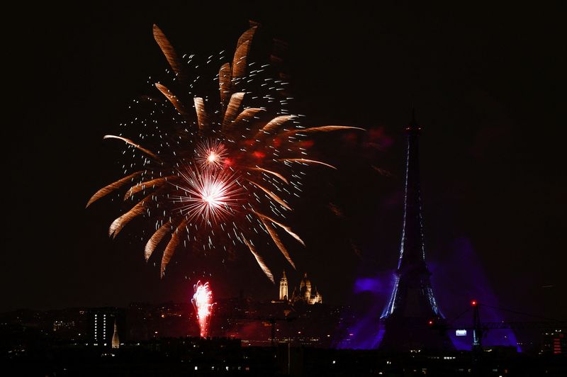 &copy; Reuters. ألعاب نارية أثناء اطلاقها بجوار برج إيفل في باريس خلال الاحتفالات بيوم الباستيل يوم 14 يوليو تموز 2021. تصوير:رويترز.