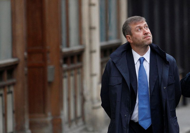 &copy; Reuters. FILE PHOTO: Chelsea Football Club owner Roman Abramovich walks past the High Court in London November 16, 2011. REUTERS/Suzanne Plunkett/File Photo