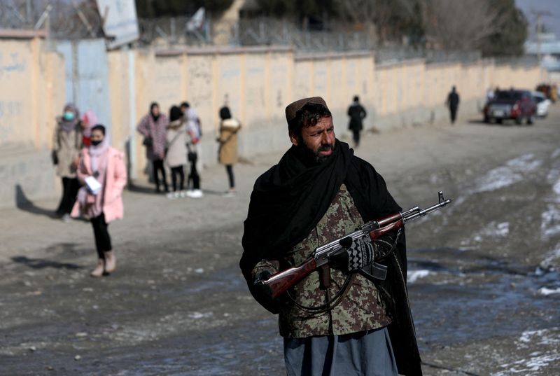 &copy; Reuters. FILE PHOTO: A Taliban fighter guards a street in Kabul, Afghanistan, December 16, 2021. REUTERS/Ali Khara