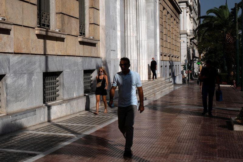 &copy; Reuters. FILE PHOTO: People make their way outside the headquarters of the Bank of Greece in Athens, Greece, September 3, 2020. REUTERS/Alkis Konstantinidis