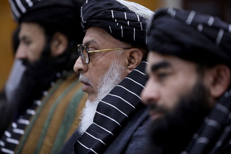 &copy; Reuters. شير محمد عباس ستانيكزاي نائب وزير الخارجية في حكومة طالبان خلال اجتماع بمناسبة يوم الأمم المتحدة الدولي للمهاجرين في كابول يوم السبت. تصوير
