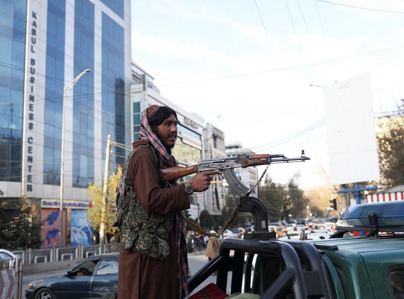 &copy; Reuters. Des hauts responsables taliban ont demandé samedi l'aide de la communauté internationale pour lutter contre une aggravation de la crise économique qui ravive les craintes d'un nouvel exode de réfugiés d'Afghanistan. /Photo prise le 17 novembre 2021/R